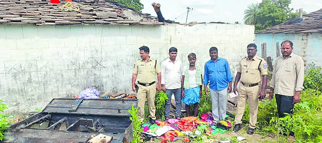 దీపం కింద పడి ఇల్లు దగ్ధం