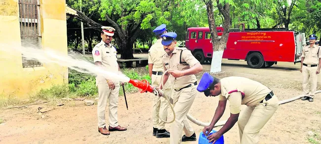 ఫైర్‌ స్టేషన్లు పటిష్టం చేస్తాం 