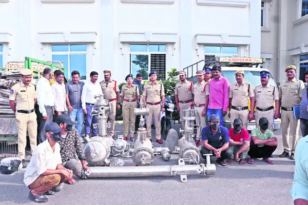 పగలు రెక్కీ.. రాత్రి దోపిడీ!