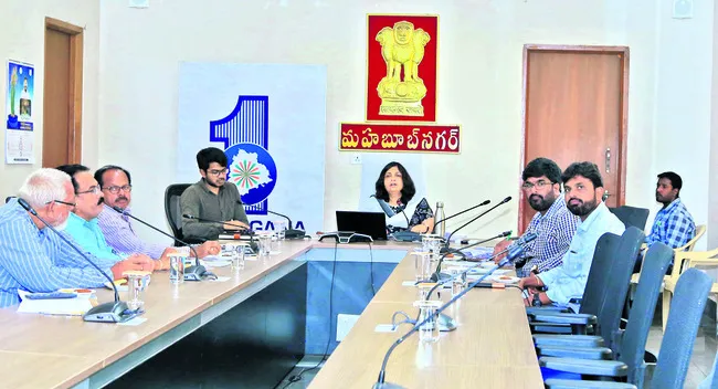 వందశాతం ఉత్తీర్ణత సాధించేలా బోధన