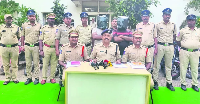 బైక్‌లు చోరీ చేస్తున్న దొంగల రిమాండ్‌
