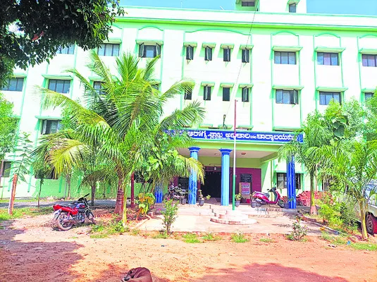 హామీలతో మోసం.. టార్గెట్లతో భారం