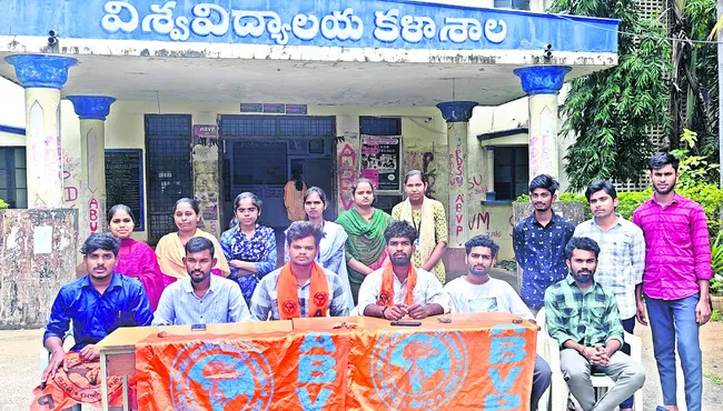 క్యాంపస్‌లో బాలికల హాస్టల్‌ను నిర్మించాలి 
