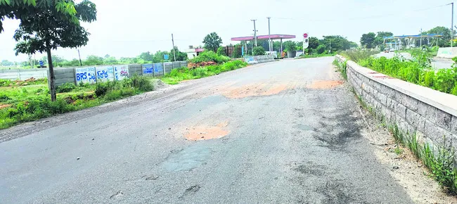 గుంతను పూడ్చిన అధికారులు 