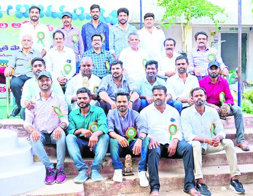 స్నేహితులకు అండగా.. 