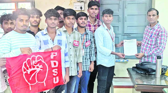 లెక్చరర్లను నియమించాలి