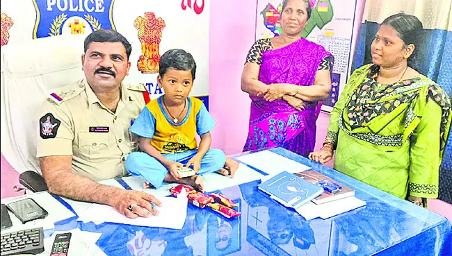 తల్లిదండ్రుల చెంతకు తప్పిపోయిన బాలుడు 