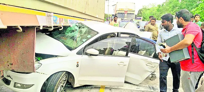 కంటైనర్ కిందకు దూసుకెళ్లిన కారు