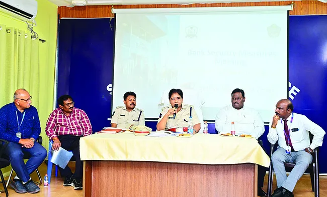 సెక్యూరిటీ, సీసీ కెమెరాలు ఉండాలి