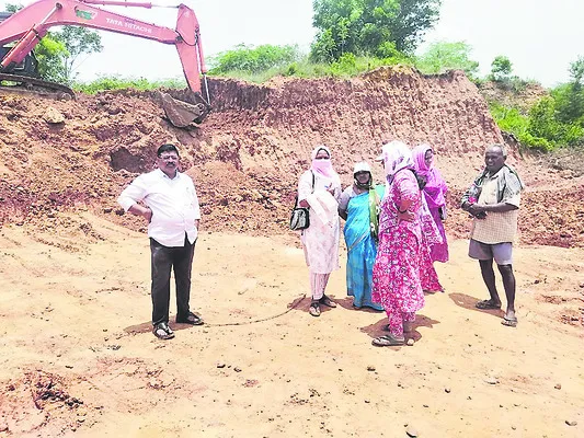 తవ్వకాలను అడ్డుకున్న