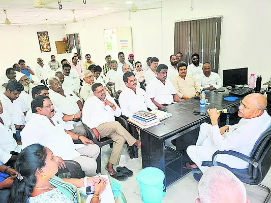 చంద్రబాబు మోసాలను గ్రామస్థాయిలో వివరించాలి