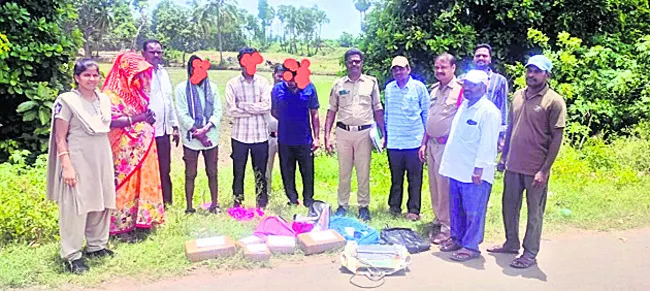 పోలీసుల అదుపులో వ్యభిచార గృహ నిర్వాహకులు