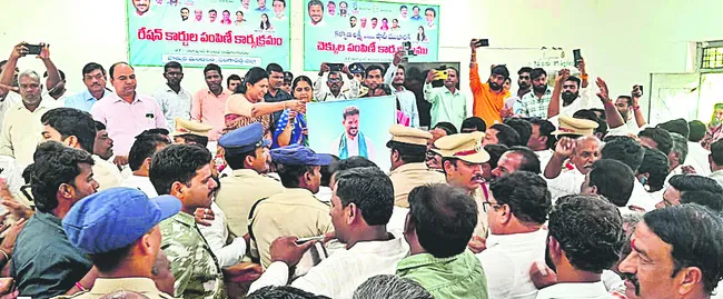రసాభాసగా చెక్కుల పంపిణీ
