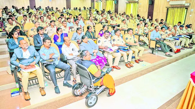 నెలాఖరుకల్లా గ్రేవ్‌ కేసులు ఛేదించాలి 