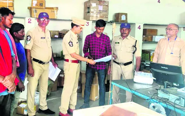 రవాణా కార్యాలయాల్లో ఎకై ్సజ్ తనిఖీలు
