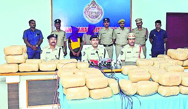 బొడ్డవర చెక్పోస్టు వద్ద.. గంజాయి రవాణాకు చెక్!