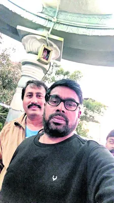 లా కాలేజీలో స్నేహితులయ్యారు