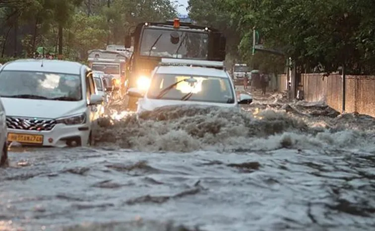 Delhi Wakes up to Waterlogged Roads After Overnight-rain