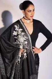 Genelia Deshmukh on styling an anarkali with a Banarasi sari5