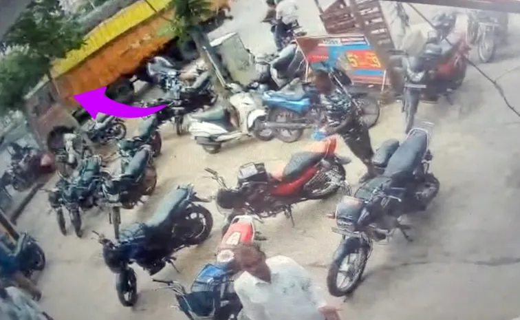 Yadadri: Lorry Crashed Into A Shop In Bhuvanagiri