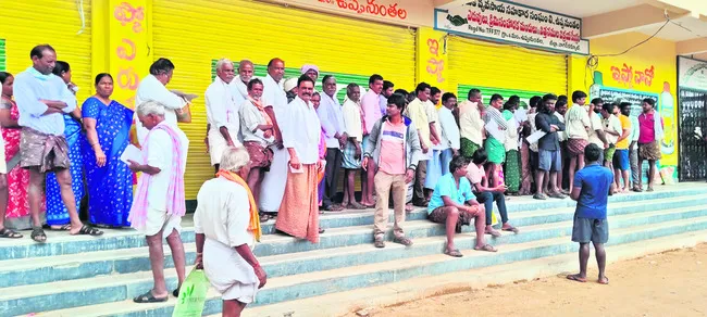 యూరియా కోసం పడిగాపులు