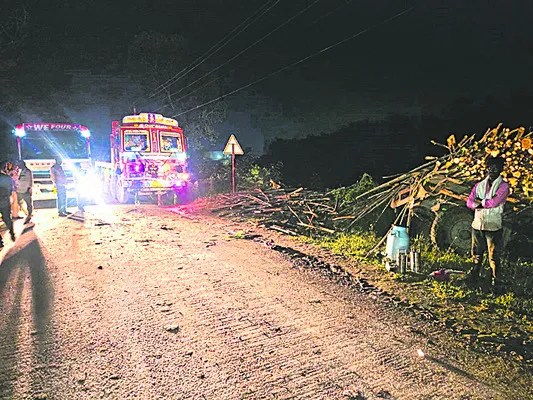ఆగి ఉన్న ట్రాక్టర్‌ను ఢీకొట్టిన లారీ 