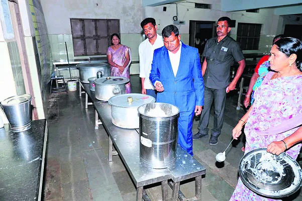 Ashwaraopet MLA Jare Adinarayana inspecting the hostel food (File Photo)