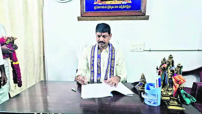 ఆలయ అభివృద్ధి, భక్తులకు సేవలు