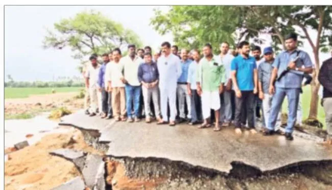 ఎకరానికి రూ. 25వేల నష్టపరిహారం ఇవ్వాలి