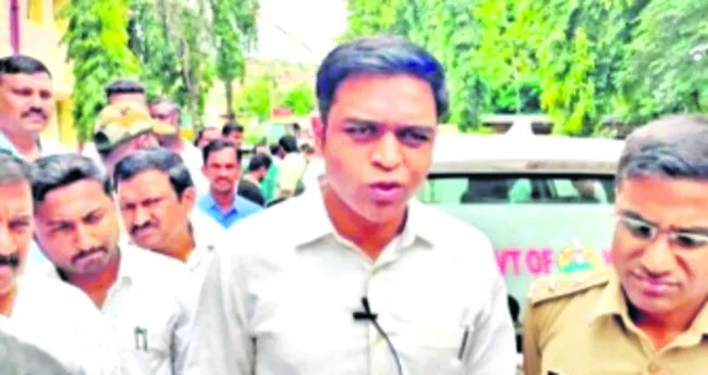 మరుగుదొడ్డిలో విద్యార్థిని ప్రసవం 