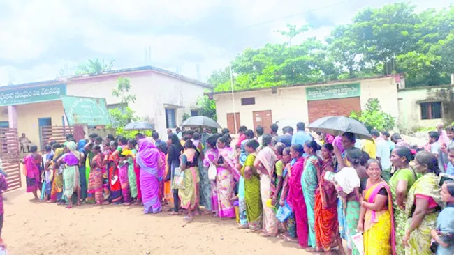 యూరియా కోసం బారులు
