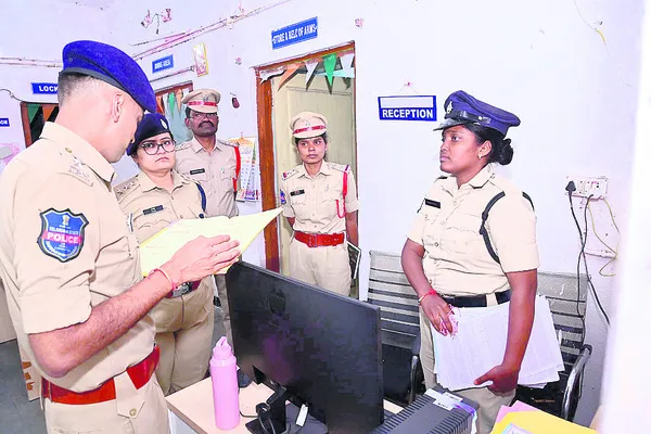మర్యాదపూర్వకంగా వ్యవహరించాలి