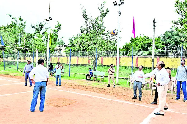 క్రీడలను భాగస్వామ్యం చేసుకోవాలి