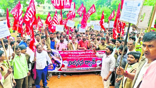 ఆటో, మ్యాక్సీ డ్రైవర్లను ఆదుకోవాలి