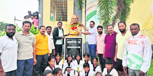 ధ్యాన్చంద్ను ఆదర్శంగా తీసుకోవాలి