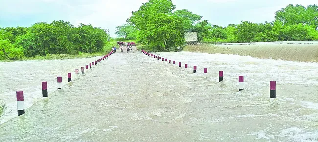 ఉధృతంగా ప్రవహిస్తున్న హల్దీవాగు