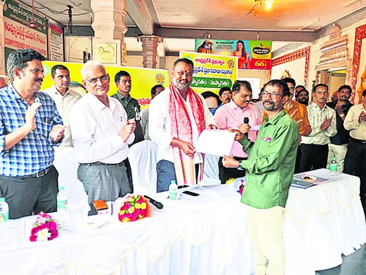 ప్రతిభ కనబర్చిన డ్రైవర్లు, కండక్టర్లకు మెరిట్ సర్టిఫిక
