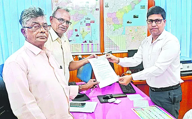 పెన్షనర్ల సమస్యలు పరిష్కరించాలి 