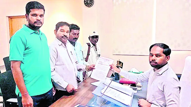 పెండింగ్ వేతనాలు చెల్లించాలి