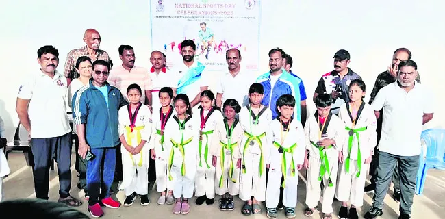చదువుతో పాటు క్రీడల్లోనూ రాణించాలి