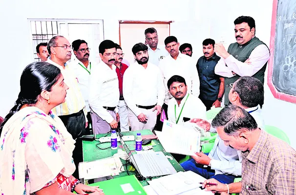 పరిశీలన కేంద్రాన్ని తనిఖీ చేసిన కలెక్టర్