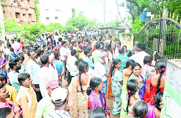 యూరియా కోసం రోడ్డెక్కిన రైతులు