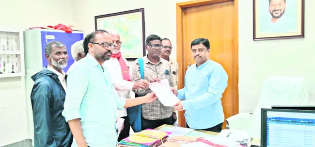 స్థానికులకే ఉద్యోగావకాశాలు కల్పించాలి 
