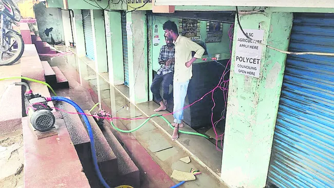 వరద తెచ్చిన.. బురద కష్టాలు