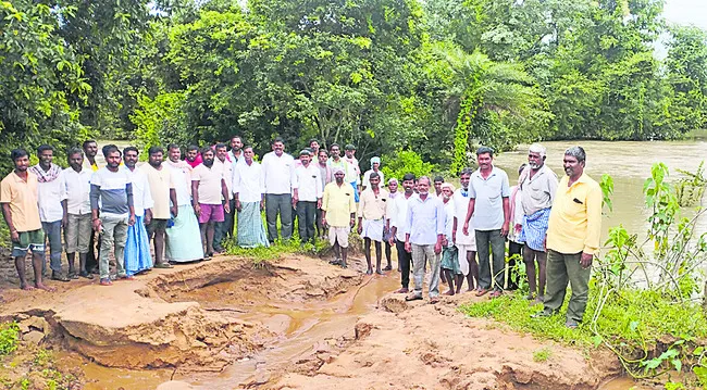 పొలానికి వెళ్లాలంటే తిప్పలే..