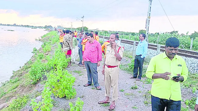 నిలిచిన రైళ్ల రాకపోకలు