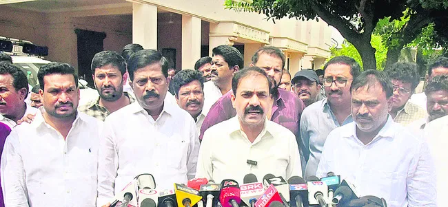 ప్రజాస్వామ్యాన్ని ఖూనీ చేస్తున్న పోలీసులు