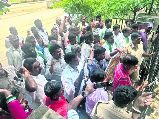 భూమినే నమ్ముకొని బతుకుతున్నాం..
