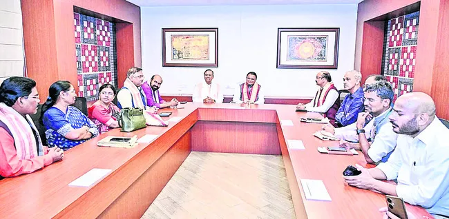 Lok Sabha SC and ST Welfare Committee Chairman Faggan Singh Kulaste and other committee members met with the Chief Minister at the State Guest House.