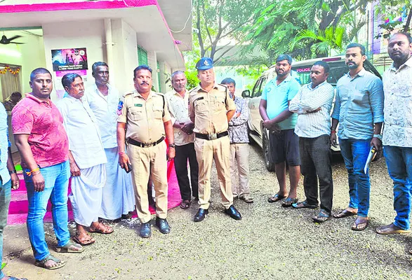 పేకాట స్థావరంపై పోలీసుల దాడి